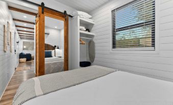 The Honeycomb-Tiny Container Home 12 Min. to Magnolia/Baylor