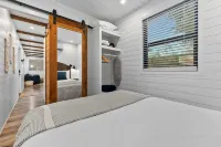 The Honeycomb-Tiny Container Home 12 Min. to Magnolia/Baylor Hotels in China Spring