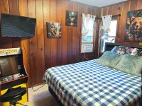 Cabin on lake . Pet friendly