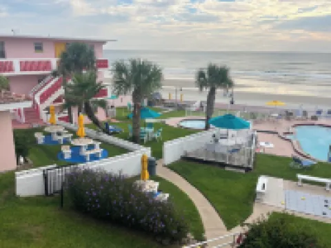 Pet-Friendly, Beach-Themed Tropical Manor 2 Bedrm Apts Across from Daytona Beach