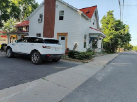 1 Bedroom Suite: Kitchenette, Parking, Central - Upper Level Hotels in Carleton Place