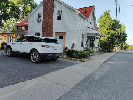 1 Bedroom Suite: Kitchenette, Parking, Central - Upper Level