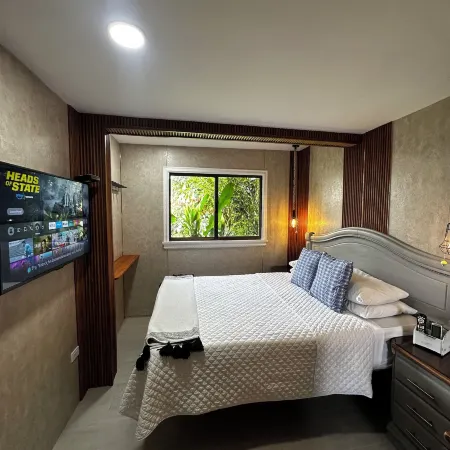 Berlor Airport Inn