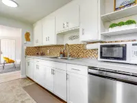 Seattle Garden Retreat: Walk to Water & Shops! Hotels near West Point Lighthouse