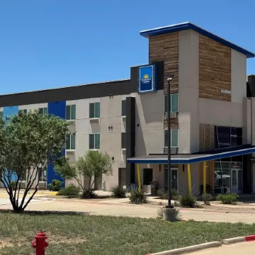 Days Inn & Suites by Wyndham Colorado City/I-20 Отели в г. Митчелл