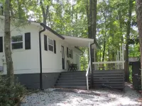 LAKEFRONT Retreat! <br>Escape To Lake Hartwell in this lakeside cottage! Hotels in Gumlog