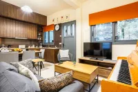 Jeannette's Seaside Getaway - Kalamata Urban Gem