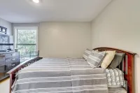 Lakefront Getaway w/ Hot Tub & Yard in OKC! - Apartment