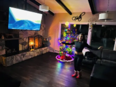 Hot Tub Mountain Views Cozy Fireplace!