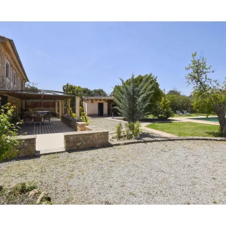 Poolside Garden Retreat in Buger Отели в г. Бужер