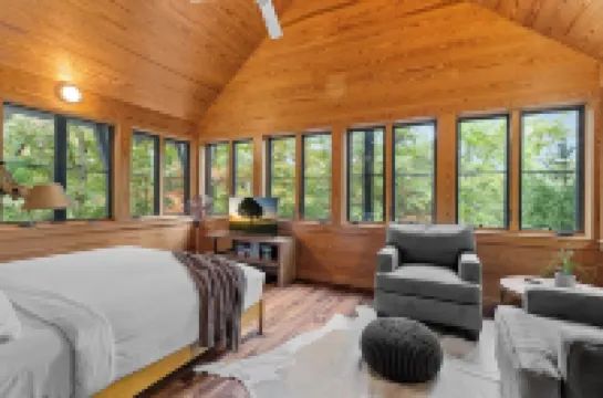Secluded Cabin with Hot Tub, Heated Floors, Indoor and Outdoor Fireplaces