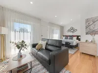 Comfy Studio with Shared Backyard near Racecourse - Apartments