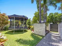 Amazing Canal House with Private Jetty, Gym & Pool