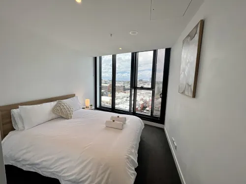 Stylish 1-Bed with Pool, Gym & Free Parking