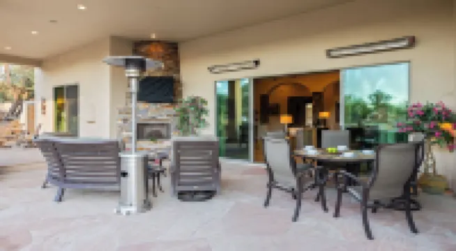 5ベッドルーム オアシス ウィズ ウォーターフォールプール, ホットタブ, デザートビュー デザートカスケード by Avantstay