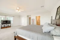 Bay-View la Porte Home Rental Steps to Beach! - Parkering