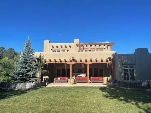 Green Acres Luxury Estate on 4 Acres 8m to Plaza!