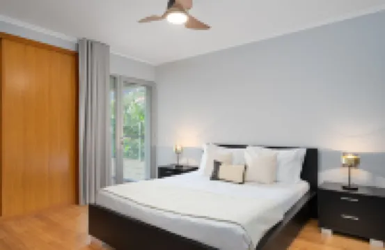 카르모에 정박된 숙소, 호미 제공