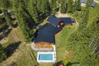 River Road Lodge 7 Bedroom Lodge by NW Comfy Cabins by RedAwning - Jacuzzi