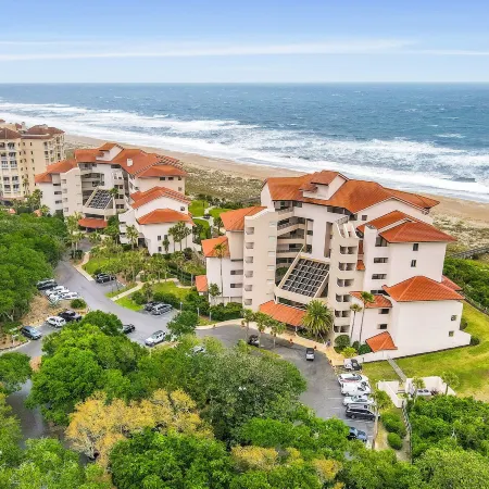 Beautiful Condo with Gorgeous Ocean Views from Balcony + Shared Pool & Free WiFi