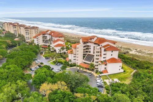 Beautiful Condo with Gorgeous Ocean Views from Balcony + Shared Pool & Free WiFi