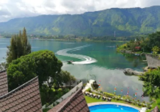 Zoé’s Paradise Waterfront Hotel