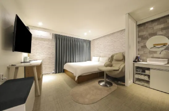 Busan Suyeong Bomnal Hotels near Boriam Hermitage