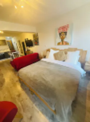 Hôte Labyrinthe Lit 180 cm Salle de Bain, Petit Dej Compris