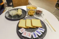 POVERTA HOTEL - 朝食