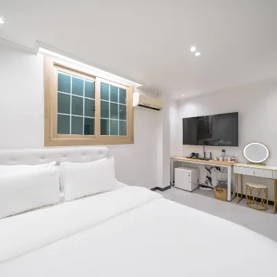 Divine Mini Hotel Отели рядом с достопримечательностью «Храм Сундокджон»