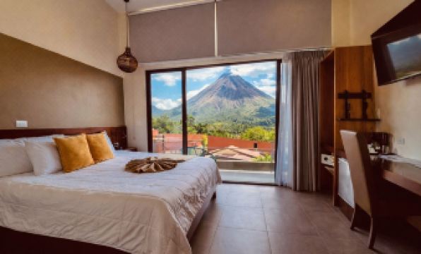 La Fortuna Lodge by Treebu Hotels