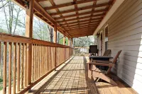 Cozy Cove. A cozy one bedroom tiny home.