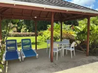 Delightful garden cottage, realistically priced, near to Gibbs / Mullins beaches โรงแรมใน