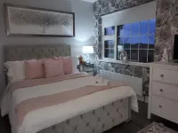 Dernvale House -Double Room - sleeps 2 - 홈스테이