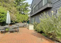 Modern Broadway Luxury: Spacious Seattle Home! - Country Houses