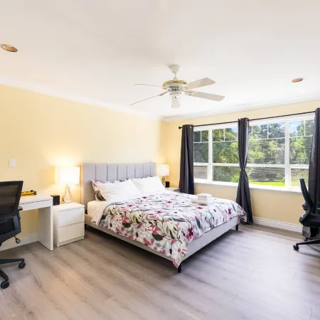 Cozy & Huge Primary Suite Near UBC & YVR Airport Отели рядом с достопримечательностью «Пляж Испанские Банки»