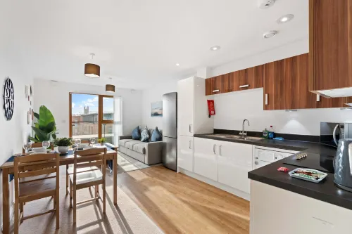 Brighton Getaway - Modern Apartment With Balcony - balcony