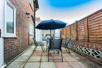 5 min to Heathrow Sleeps 15 Free Parking For 2