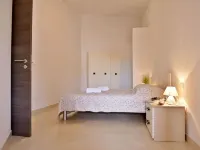 Modern poolside flat with game room acess タールのホテル