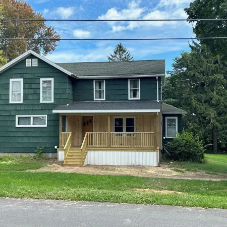 Spacious 5-bedroom house, WiFi, AC, 1 block from Lake & Main St.