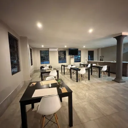 1 Oak Lodge