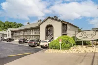 Walkable Retreat Near The Island! Gateway to Gsmnp - Condos