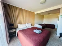The Crossing Lodge and Backpackers - parking