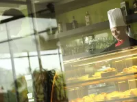 Courtyard by Marriott Manado - bar
