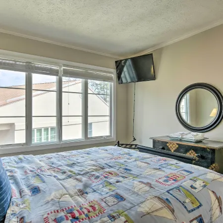 Lake Keowee Resort Condo w/ Balcony & Pool Access!