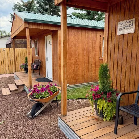 2 Minutes from the North Entrance of Yellowstone - Beautiful and Cozy Cabin