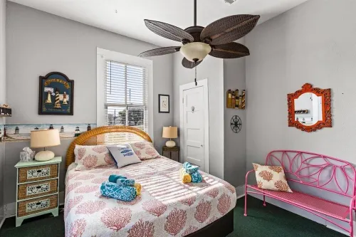4Br 2.Blks to Beach! Large Decks for Sun&Shade. Easy Walk to Beach & Restaurants - 2-نجوم