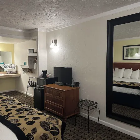 Baechtel Creek Inn