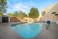 Econo Lodge Inn & Suites - Rooftop Pools
