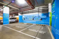 Holiday Inn WERRIBEE by IHG - parking